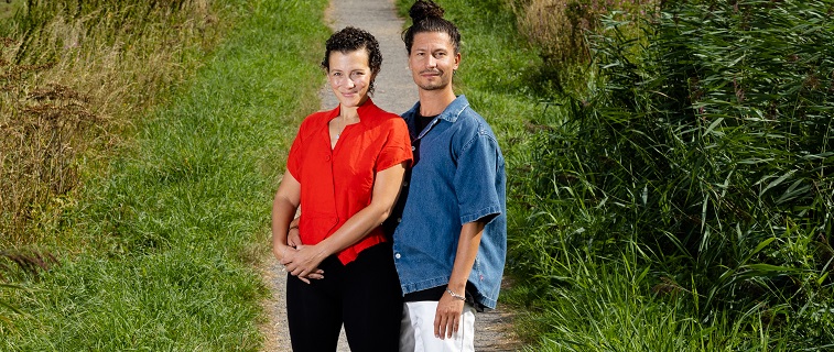 Jong stel buiten