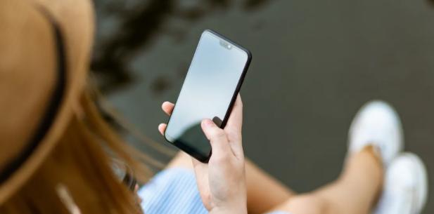 Vrouw kijkt naar haar telefoon