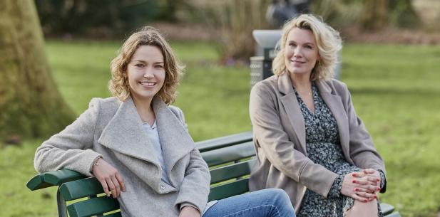 Twee vrouwen zitten op een bankje