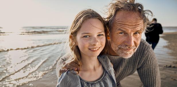 Meisje en man samen op het strand