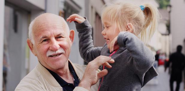 Opa met kleindochter