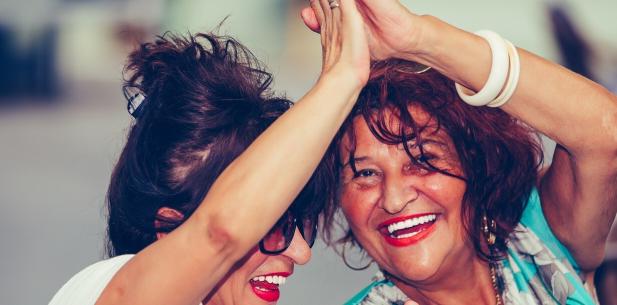 Lachende vrouwen geven elkaar een high five