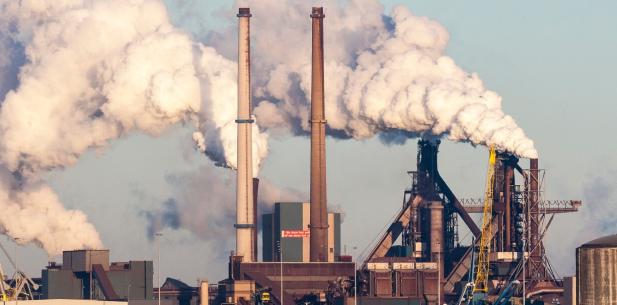 Industriegebied met rook in de lucht