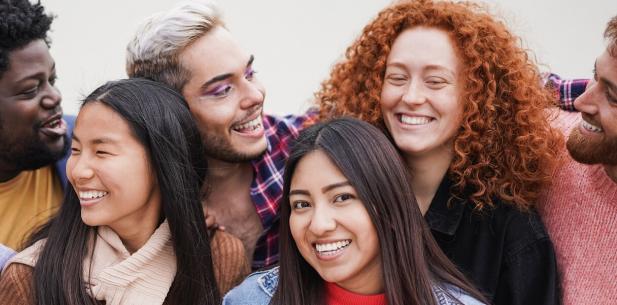 Groep jonge mensen met verschillende huidtypes