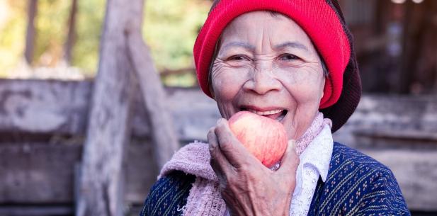 Oudere vrouw hapt in appel