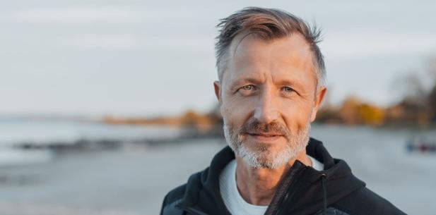 Portret man buiten