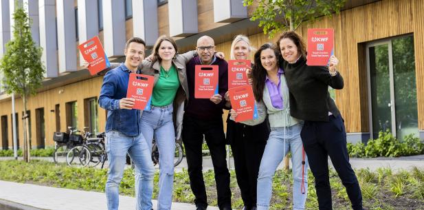 Groep collega's met collectebord