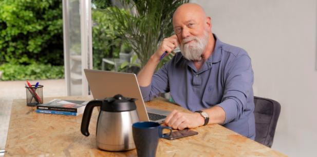 Man achter laptop