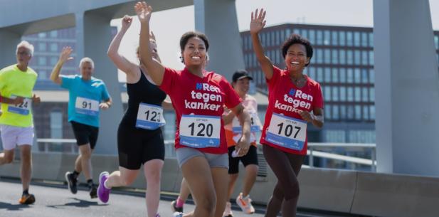 Rennende mensen op een brug in ren tegen kanker shirts