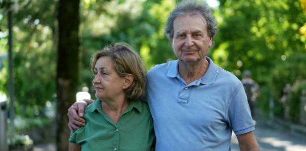 Ouder stel wandelt in park op zonnige dag