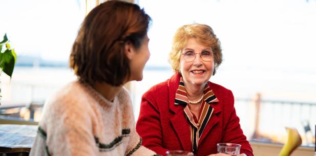 oudere vrouw met dochter aan tafel