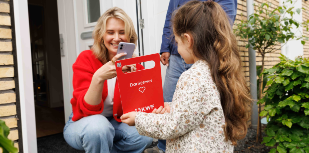 Kind met collectebord aan deur