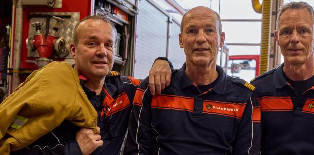 Brandweermannen in kazerne