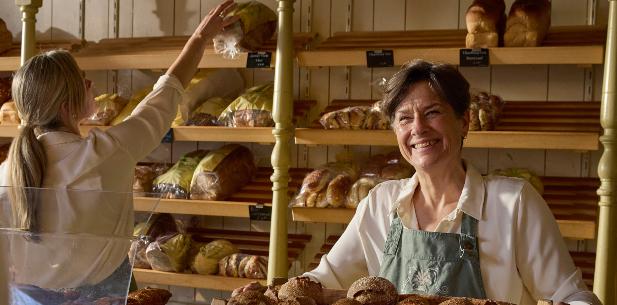 2 vrouwen aan het werk in een bakkerswinkel
