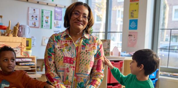 Schooljuf met kleuters in de klas