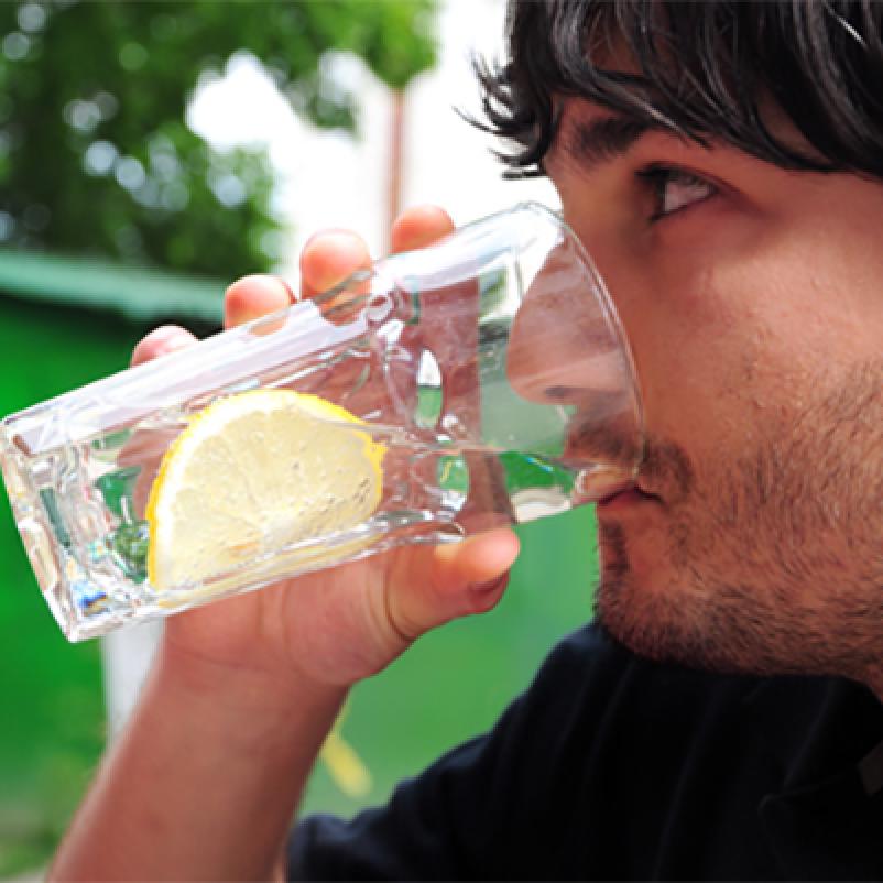 Man drinkt water met citroen