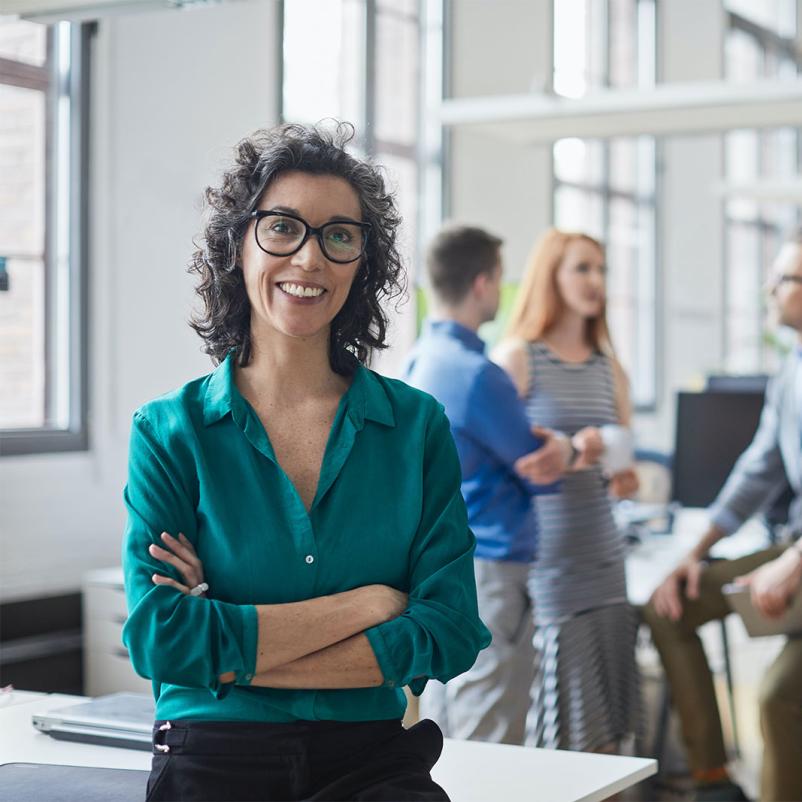 Vrouw op kantoor met collega's