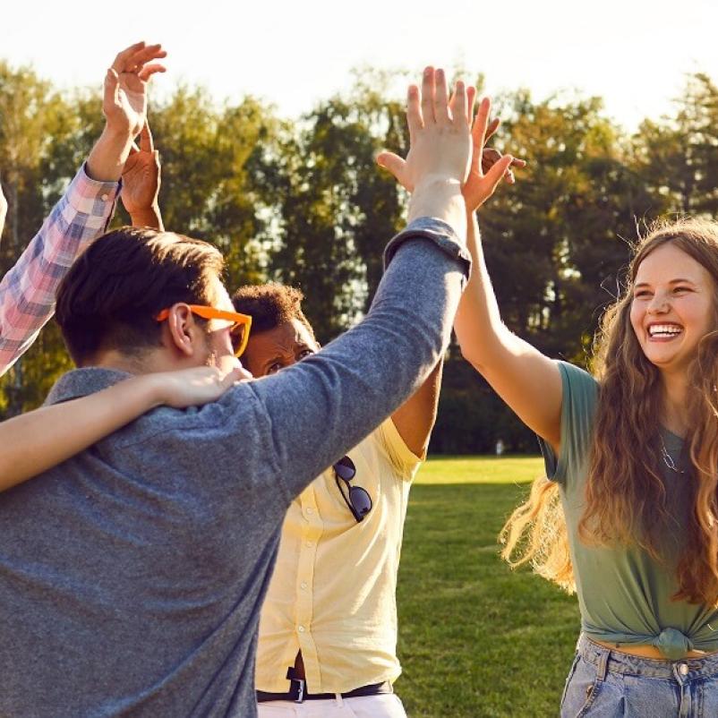 Groep jonge mensen geven elkaar high five