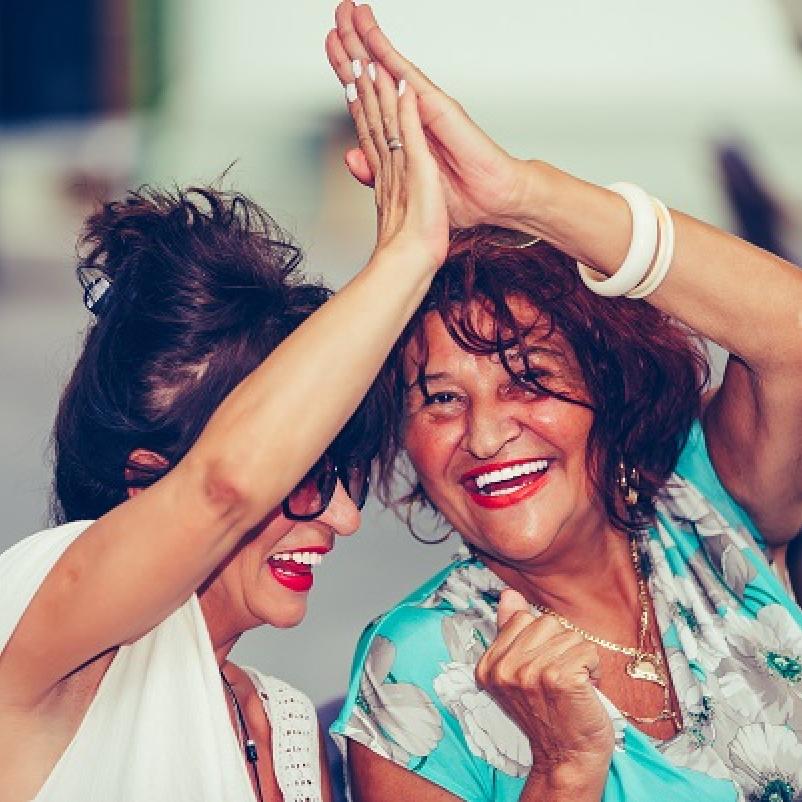 Lachende vrouwen geven elkaar een high five