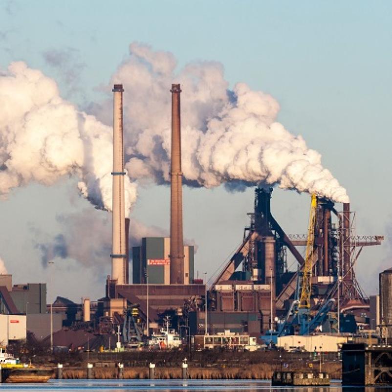 Industriegebied met rook in de lucht