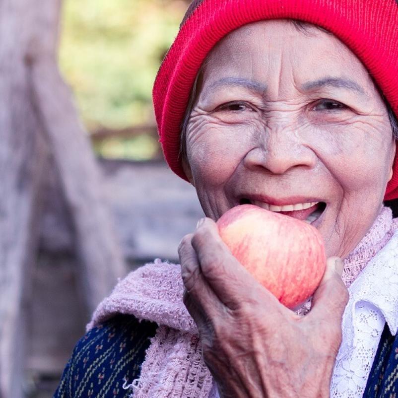 Oudere vrouw hapt in appel