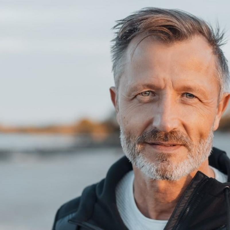 Portret man buiten