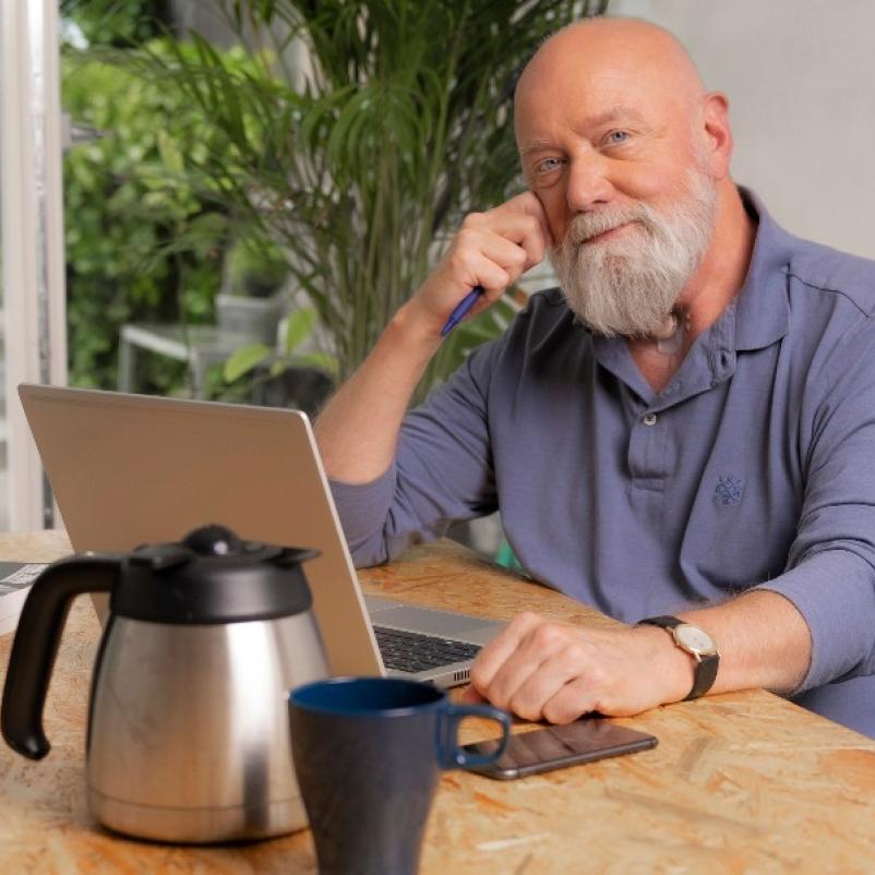 Man achter laptop
