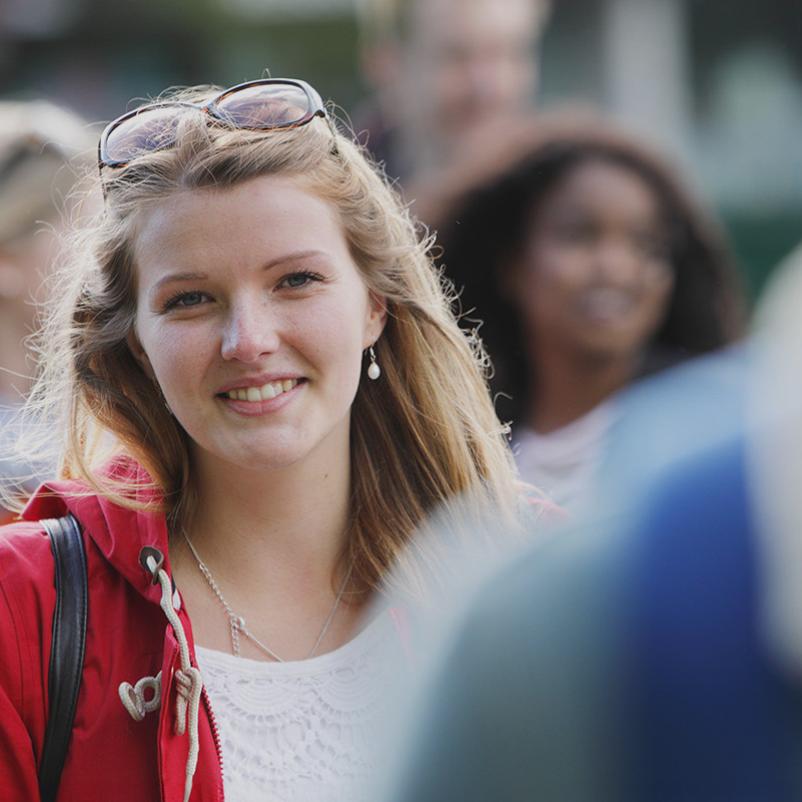 meisje met rood vest in straatbeeld