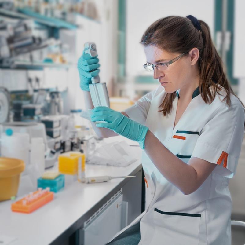 vrouwelijke onderzoeker in een laboratorium