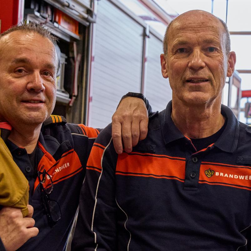 Brandweermannen in kazerne