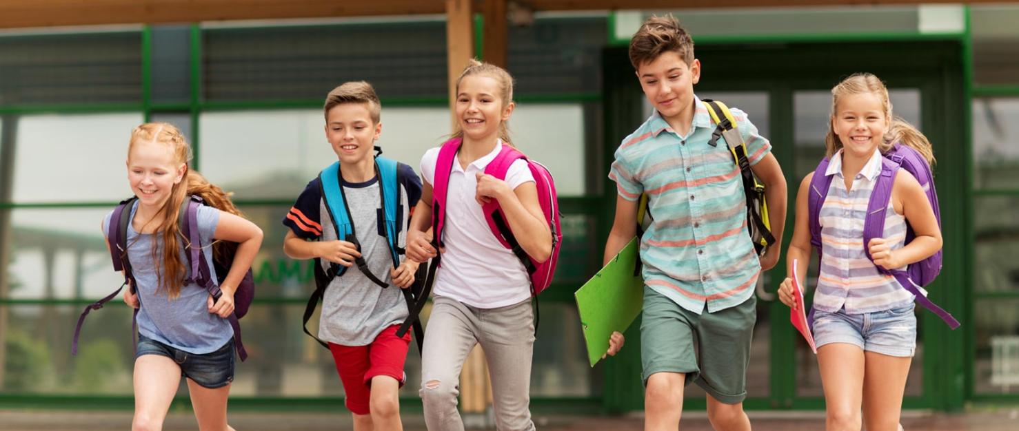 Groep kinderen rent uit school