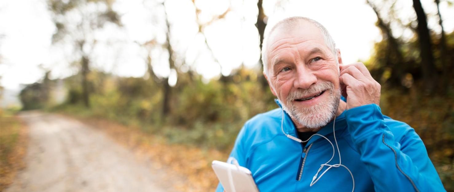 Man met telefoon in zijn hand