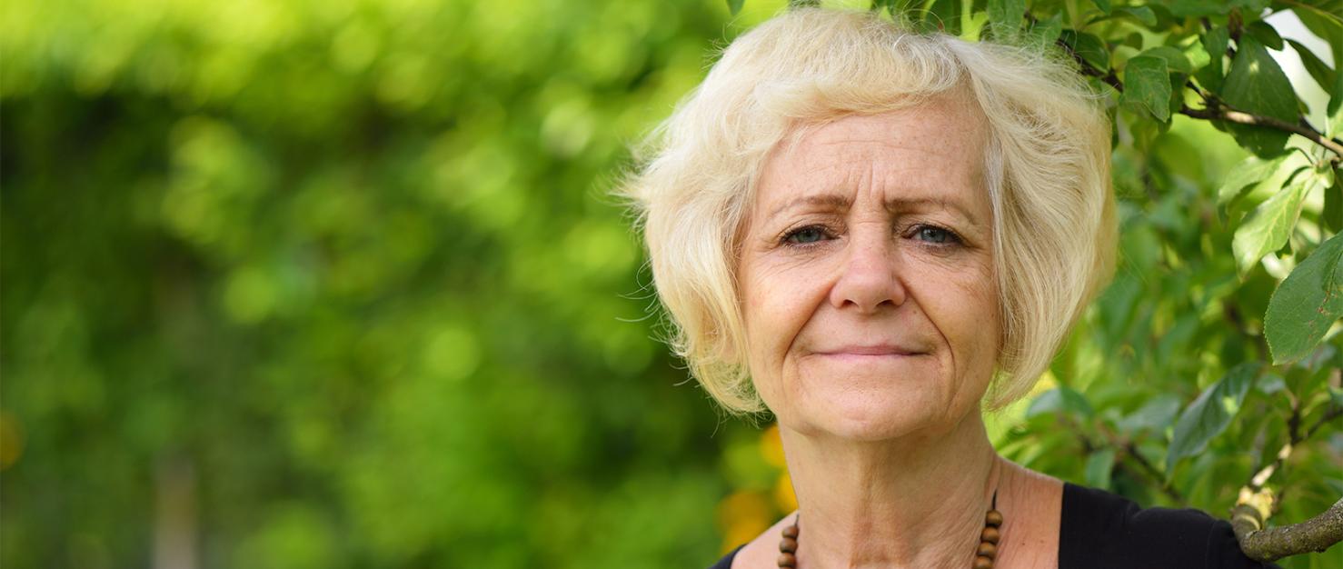 Vrouw in de tuin