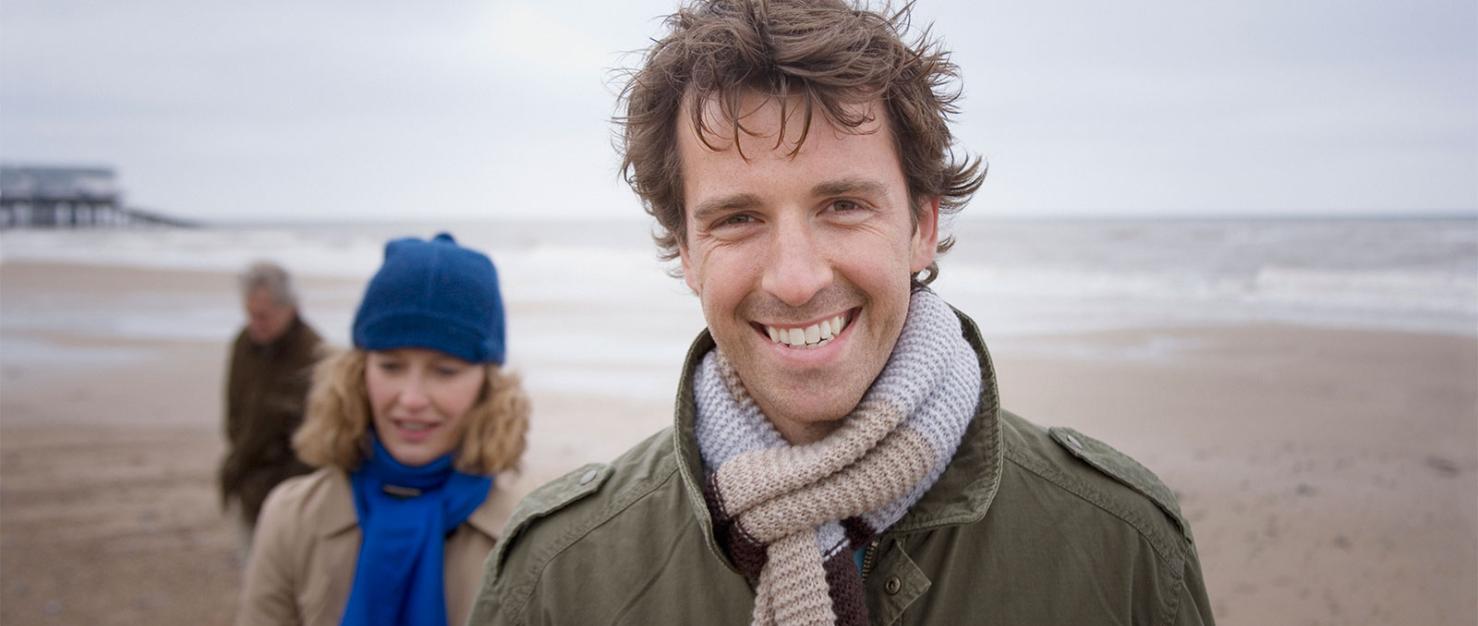 Jong stel op het strand