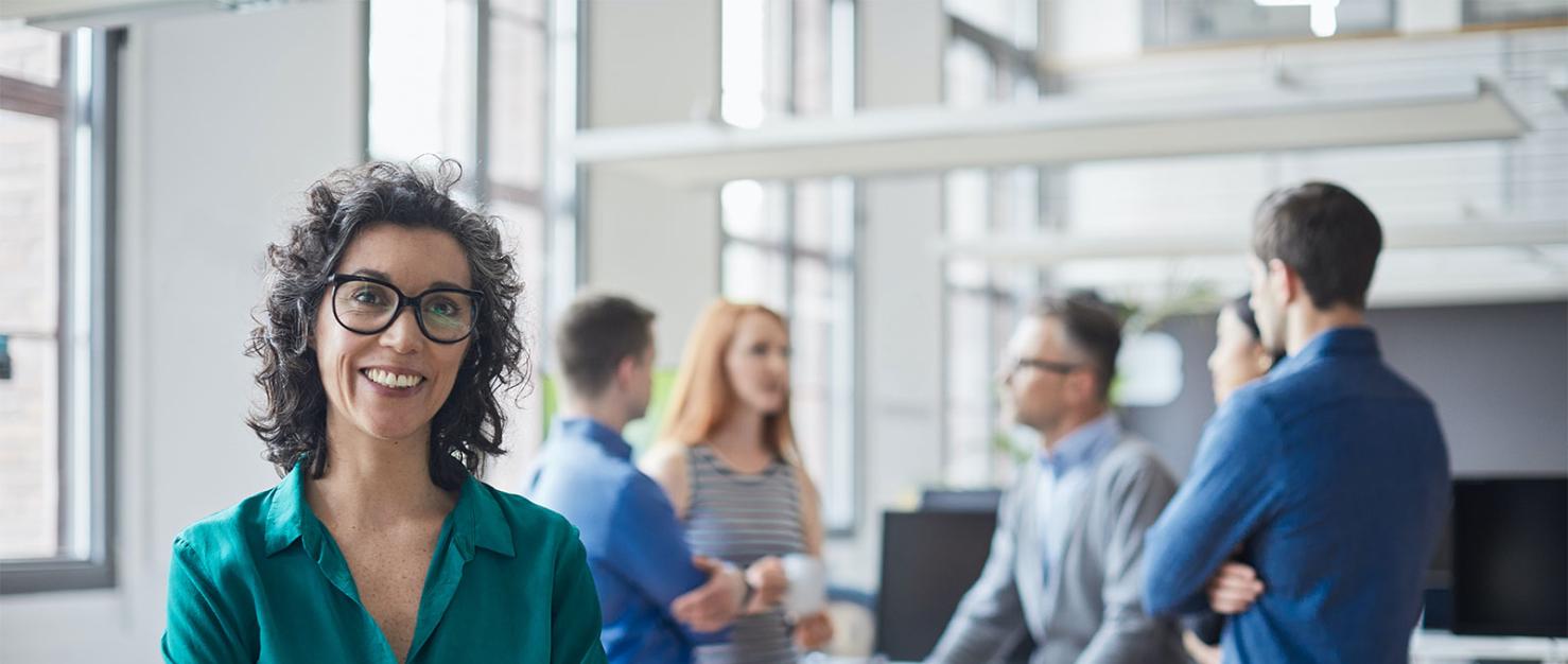 Vrouw op kantoor met collega's