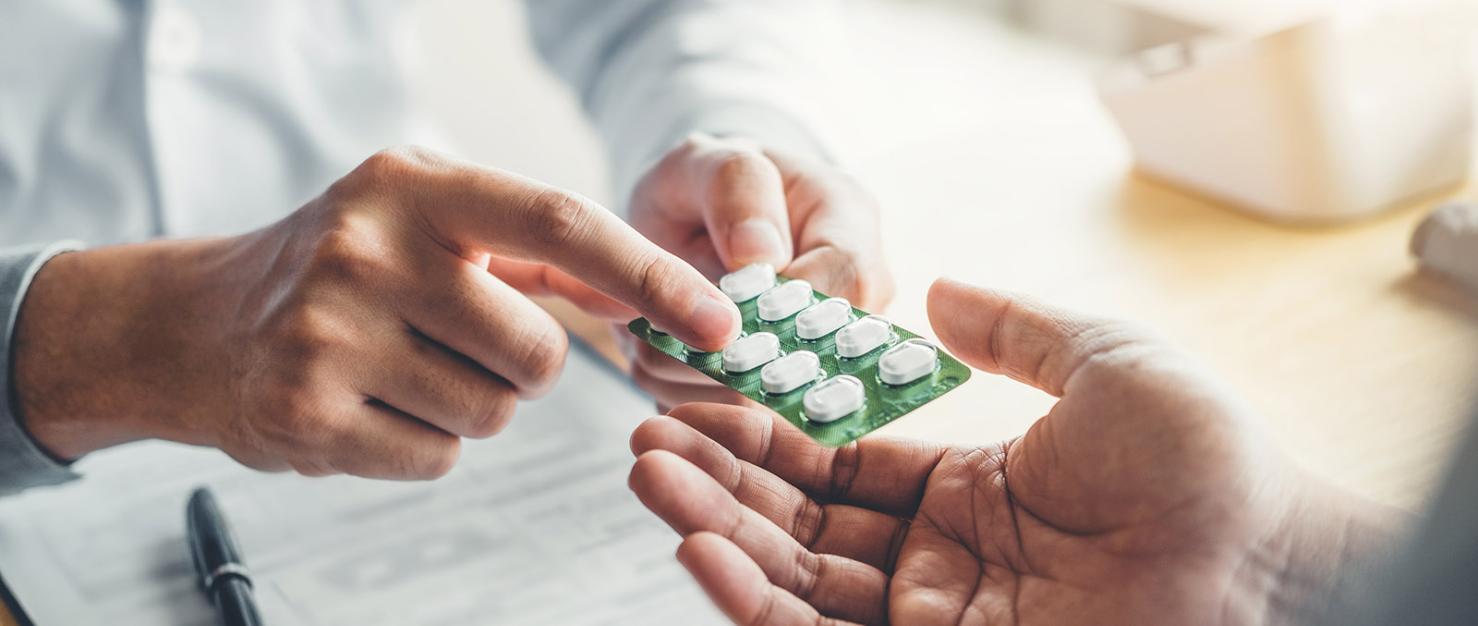 Dokter geeft medicijnen aan patiënt