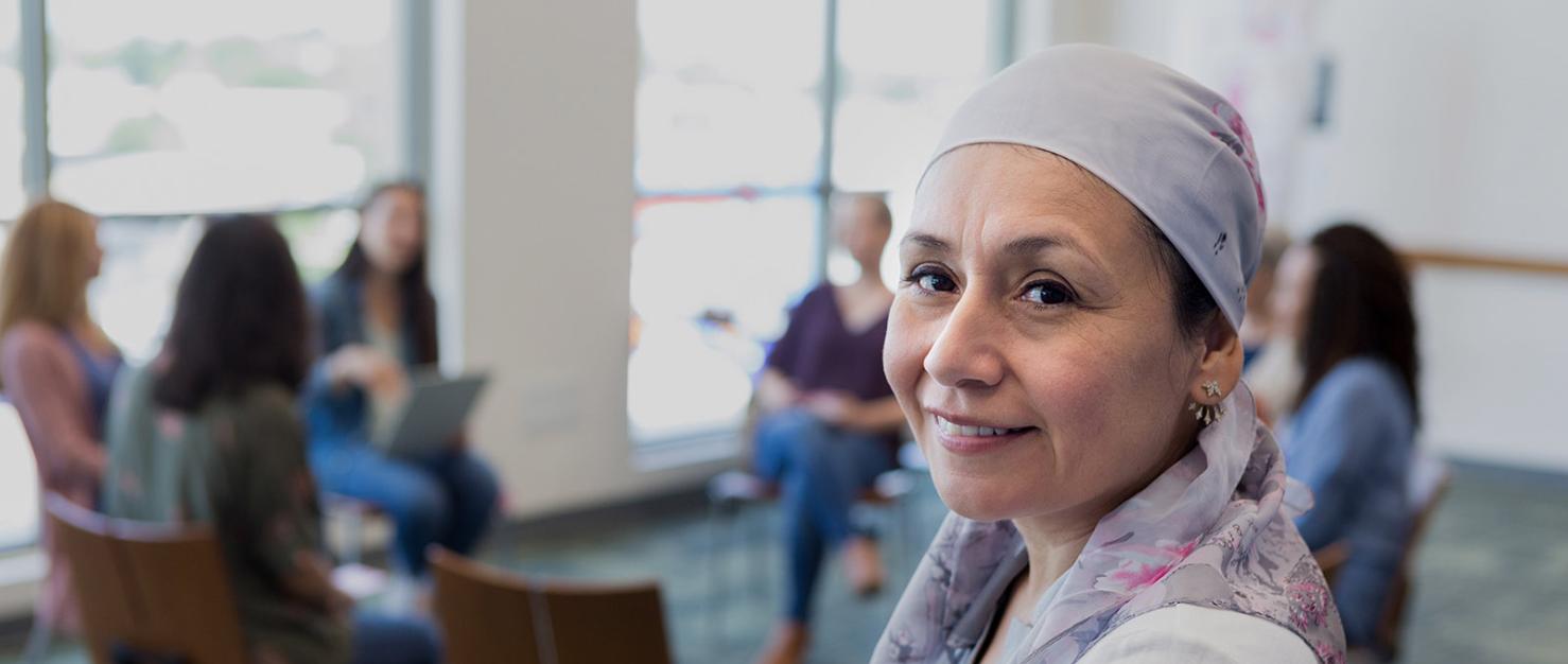 vrouw hoofddoek groepsgesprek