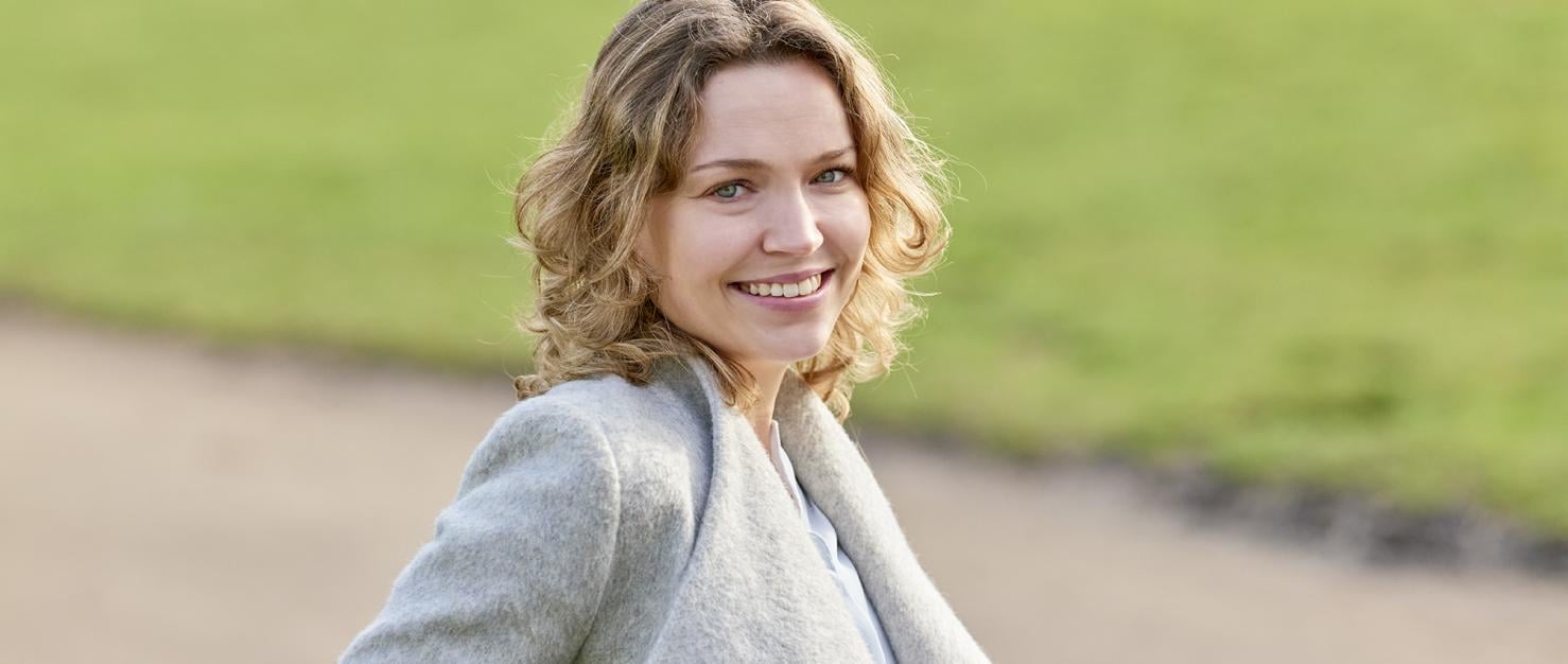 Vrouw zit op een bankje
