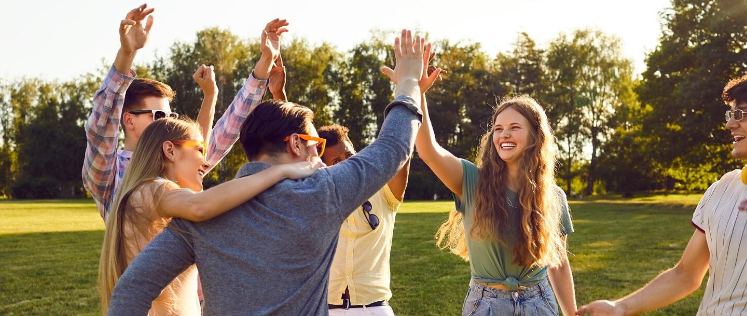 Groep jonge mensen geven elkaar high five