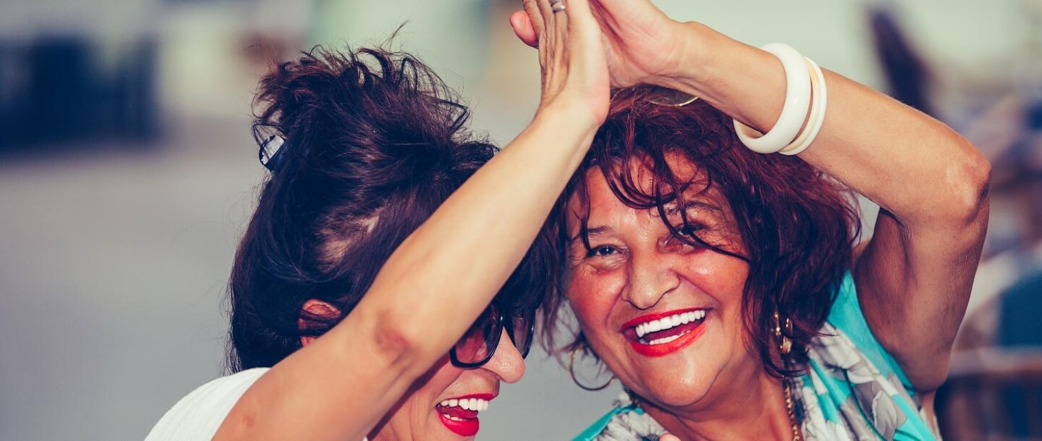 Lachende vrouwen geven elkaar een high five