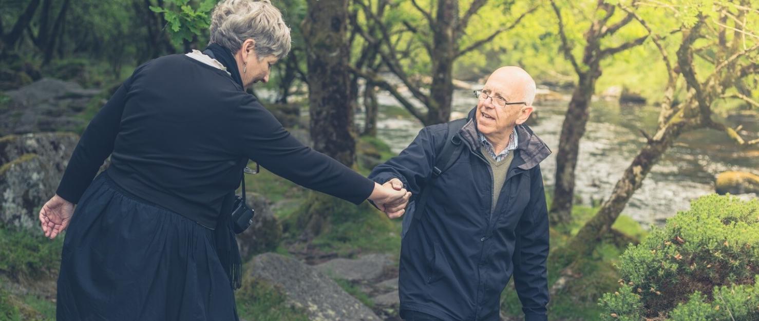 Ouder stel geeft elkaar helpende hand