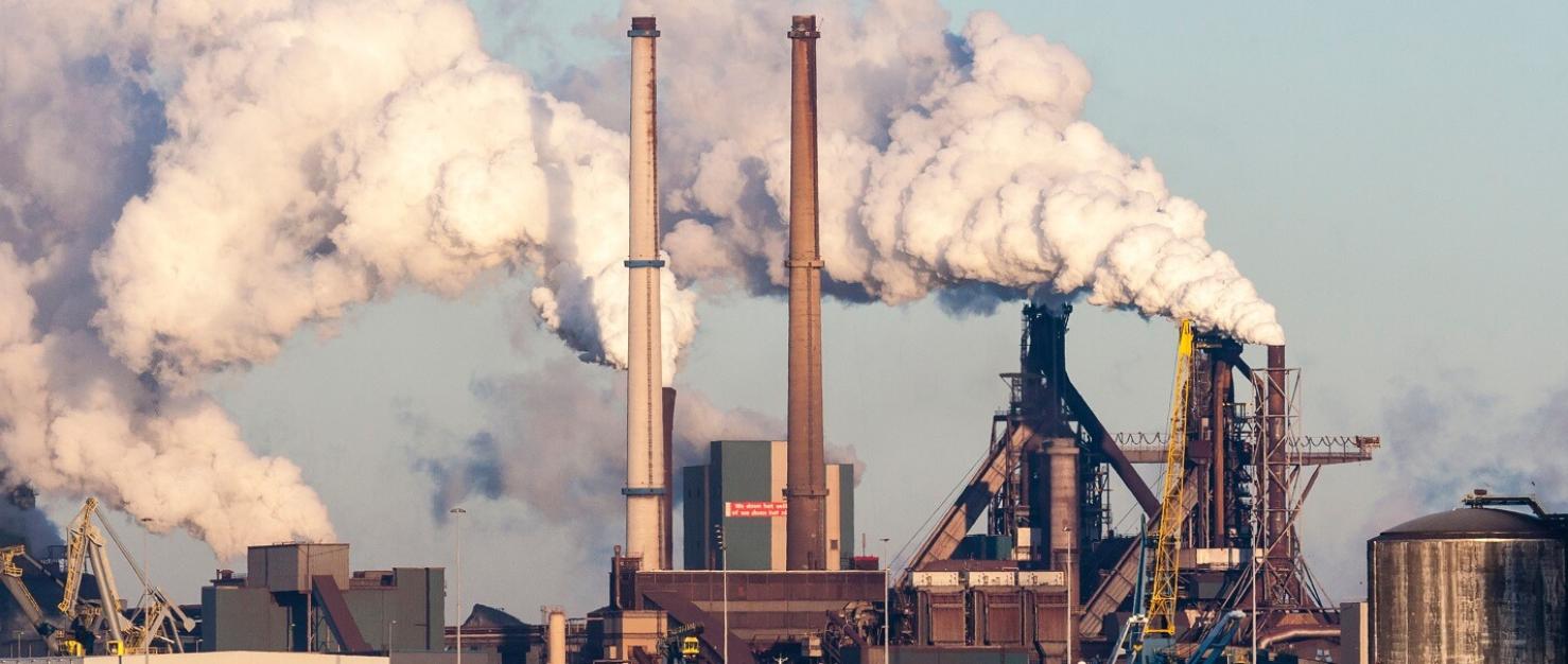 Industriegebied met rook in de lucht