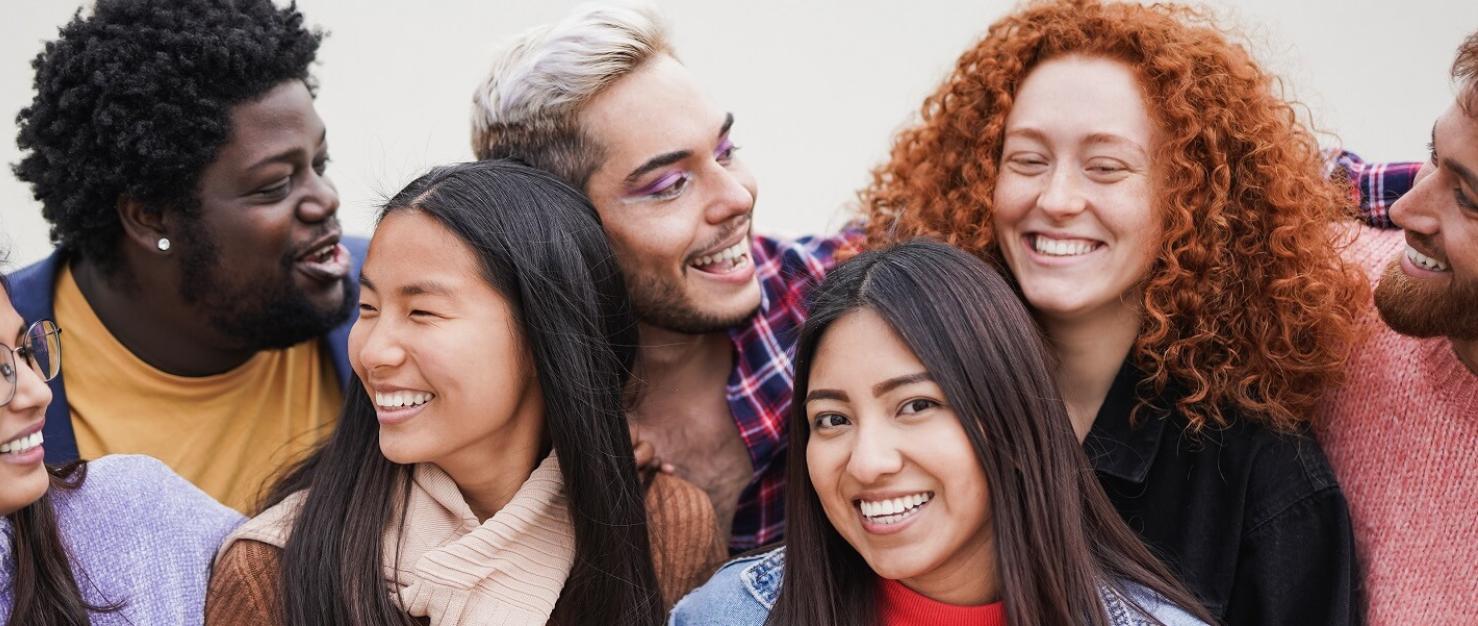 Groep jonge mensen met verschillende huidtypes