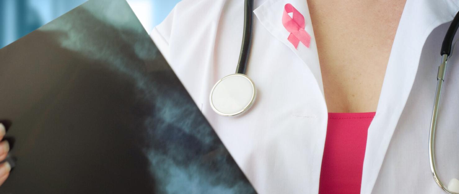 Arts in witte jas met roze Pink Ribbon lintje