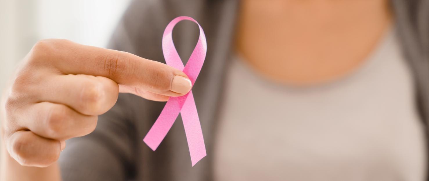 hand houdt roze lintje vast