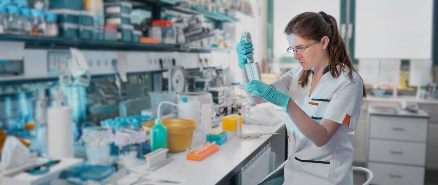 vrouwelijke onderzoeker in een laboratorium