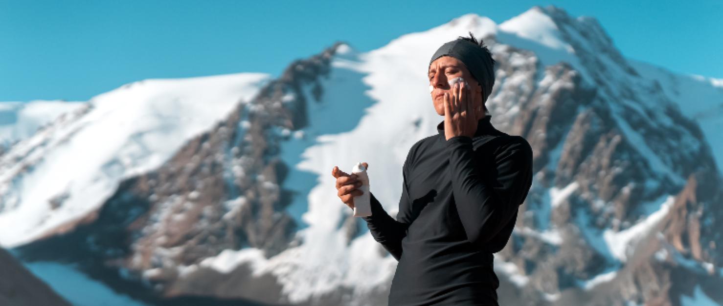 Man in winterlandschap smeert gezicht in