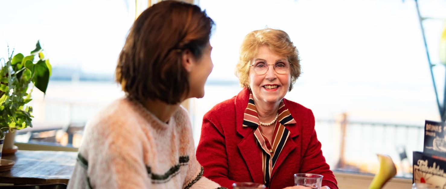 oudere vrouw met dochter aan tafel
