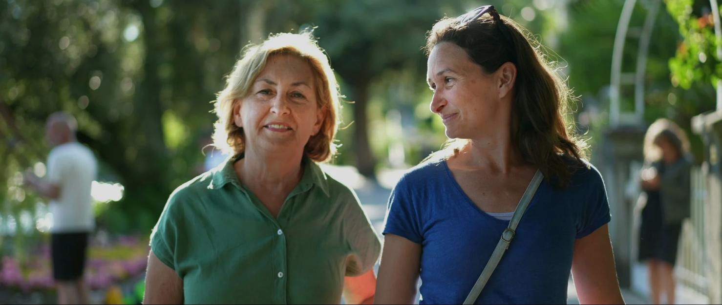 2 wat oudere vrouwen wandelen