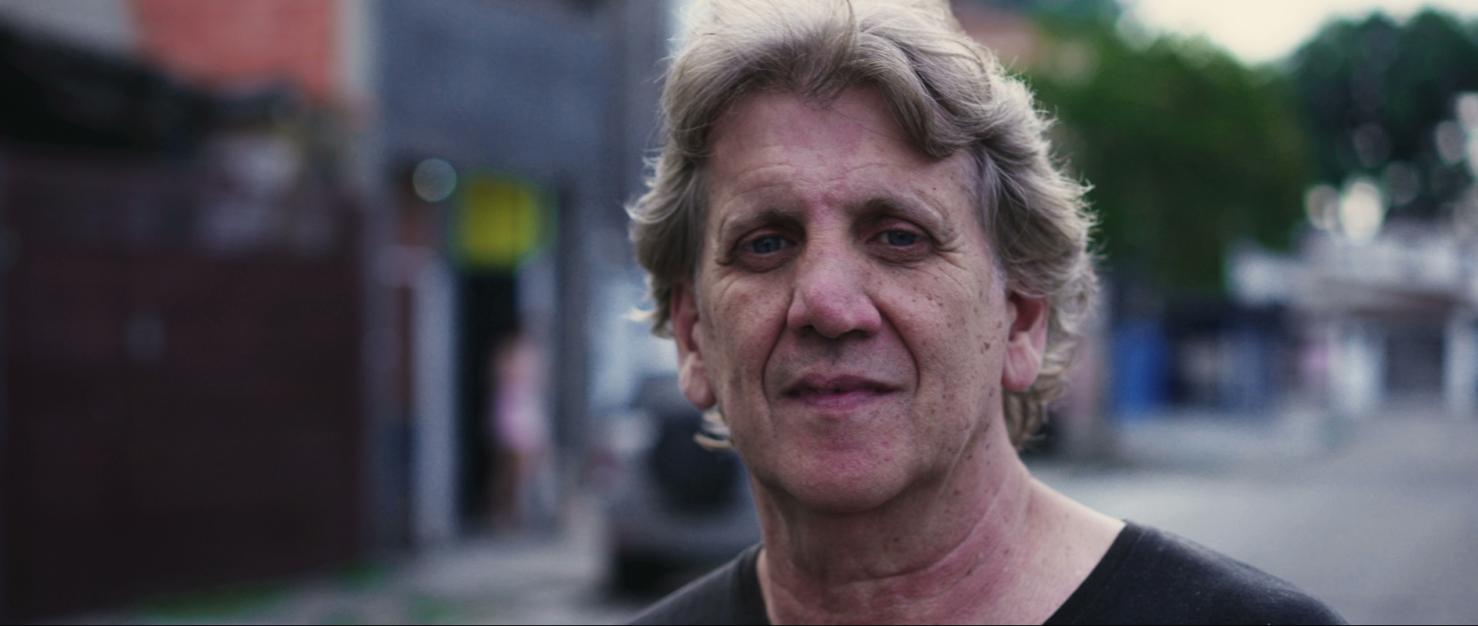 Portret oudere man in straatbeeld